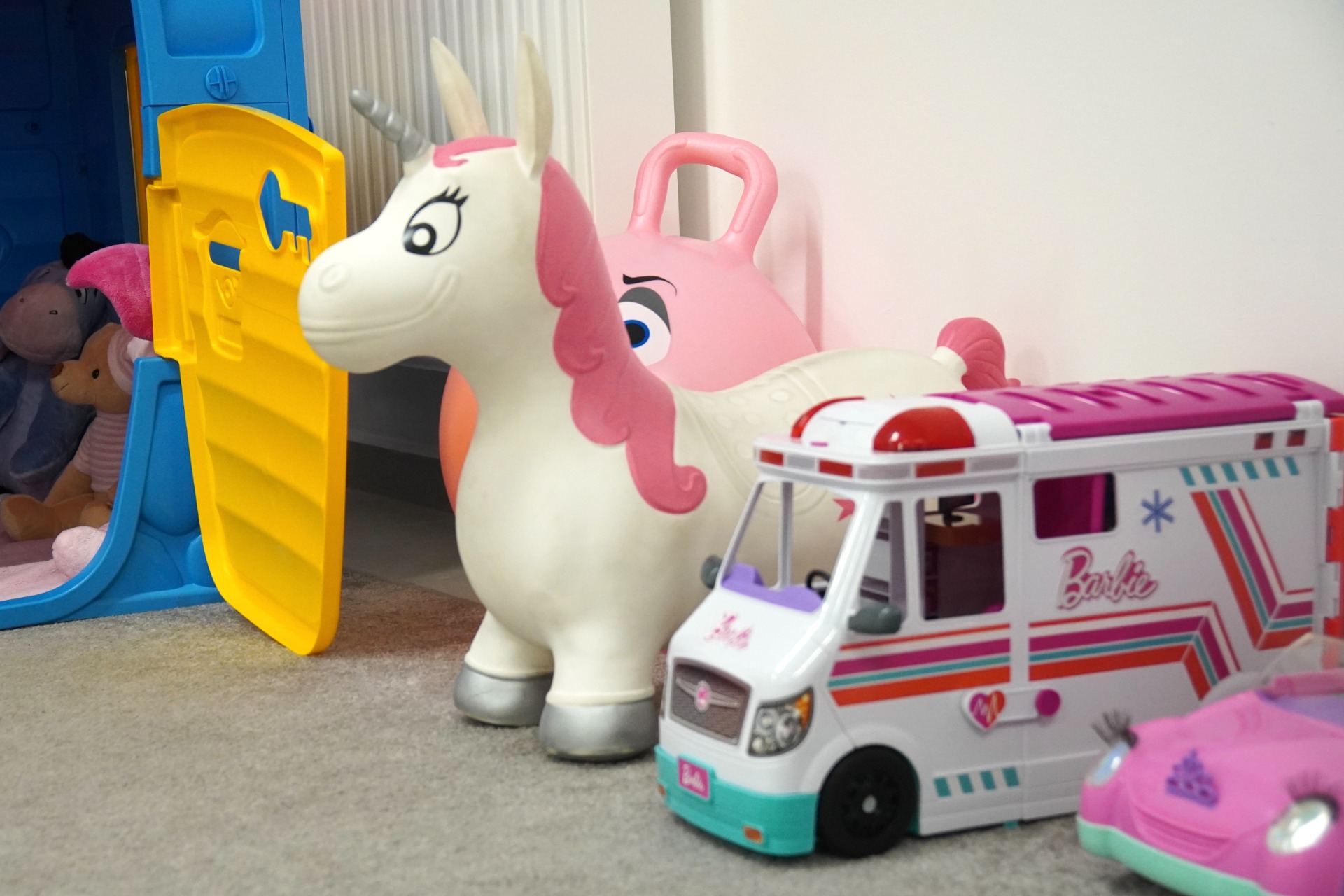 Sorban várják, hogy játszanak velük.