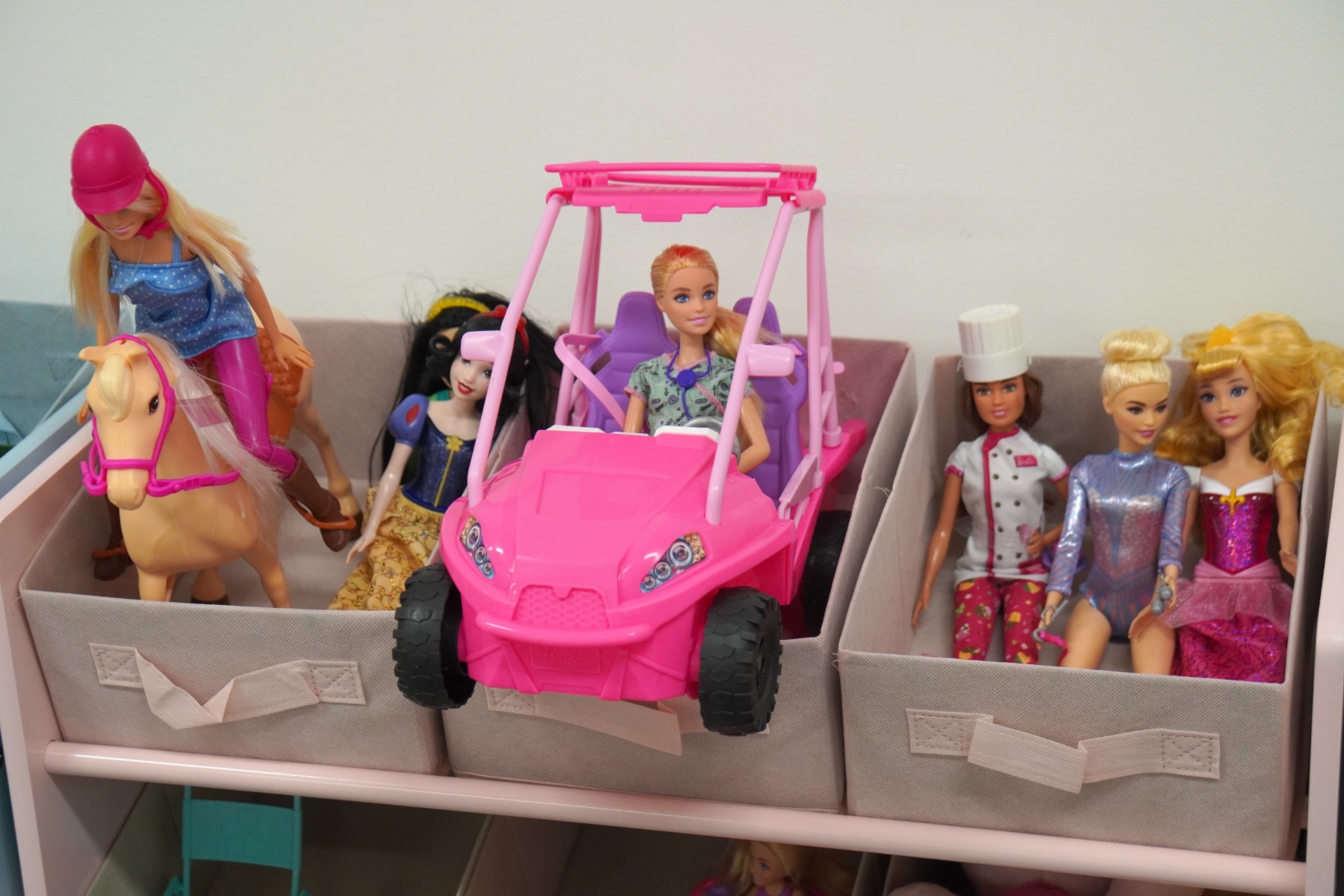 Barbie babák sorakoznak, játékra várva.